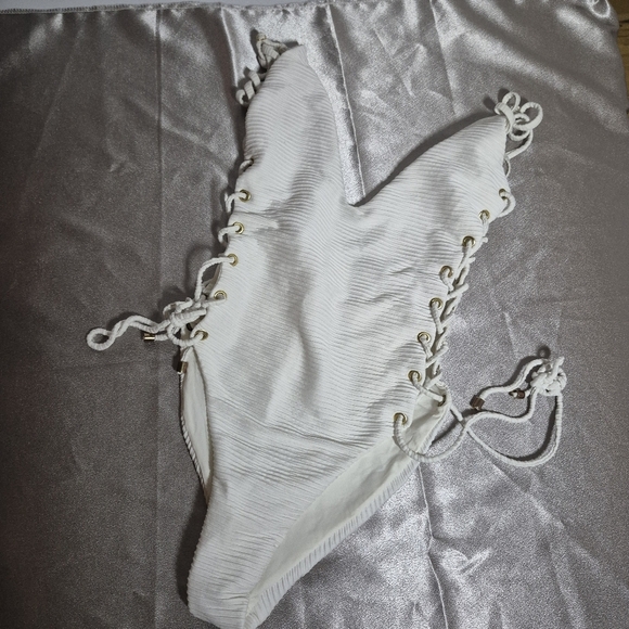 Blue Life‎ White Bodysuit with High-Cut Design and Side Cutouts - Picture 1 of 5